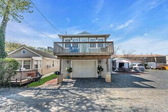 19 Gravelly Point Rd in Highlands, NJ - Building Photo - Building Photo