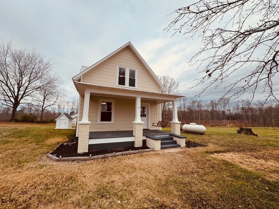120 Honeysuckle Ln in Brookneal, VA - Building Photo