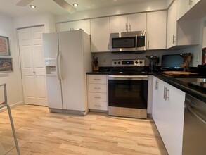 7270 Ashford Pl-Unit -104 in Delray Beach, FL - Foto de edificio - Building Photo