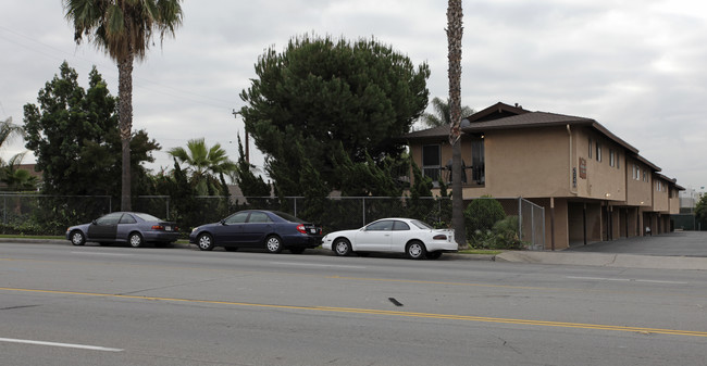 Brookside Apartments in La Habra, CA - Foto de edificio - Building Photo