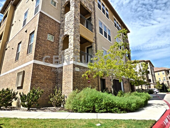 545 Via Amalfi in Irving, TX - Foto de edificio - Building Photo