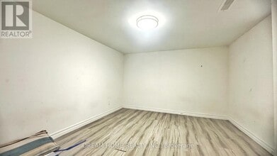 1018 Kennedy Rd in Toronto, ON - Building Photo - Building Photo