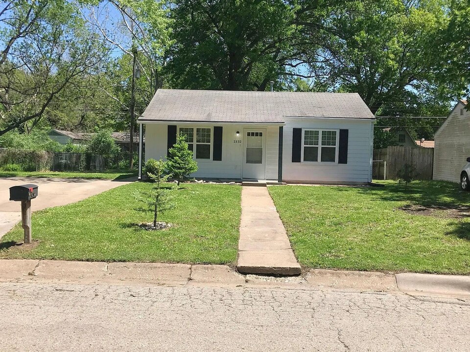 2332 SW Edgewater Terrace in Topeka, KS - Building Photo