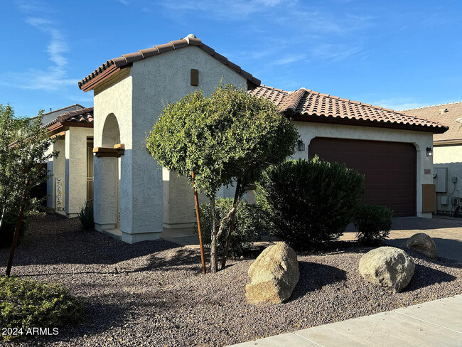 2238 W Beck Ln in Phoenix, AZ - Foto de edificio - Building Photo