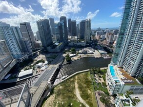 350 S Miami Ave, Unit 3712 in Miami, FL - Foto de edificio - Building Photo