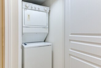 160 Simcoe St in Toronto, ON - Building Photo - Building Photo