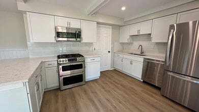 1060 Browning Ln in Lake Zurich, IL - Building Photo - Building Photo