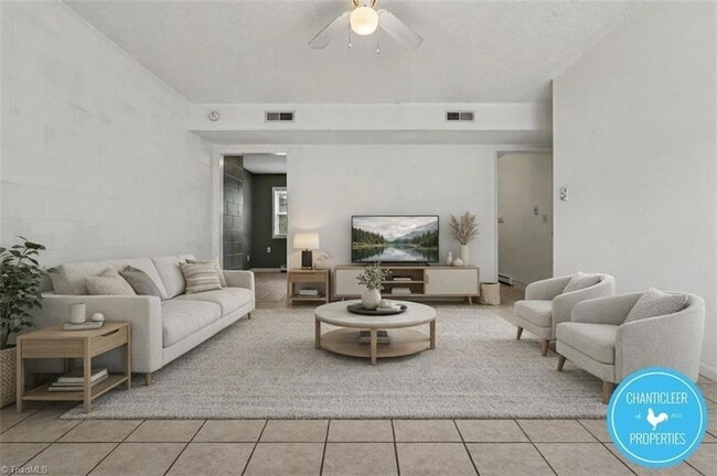 1504 Autumn Dr, Unit B in Greensboro, NC - Foto de edificio - Building Photo