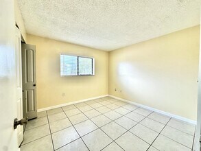 251 Palm Cir W, Unit 206 in Pembroke Pines, FL - Foto de edificio - Building Photo