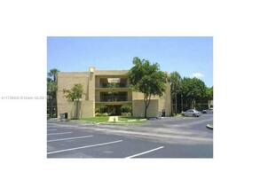 8005 SW 107th Ave in Miami, FL - Foto de edificio - Building Photo