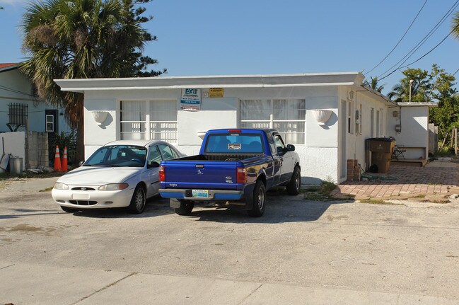 61 NE 7th Ct in Boca Raton, FL - Building Photo - Building Photo