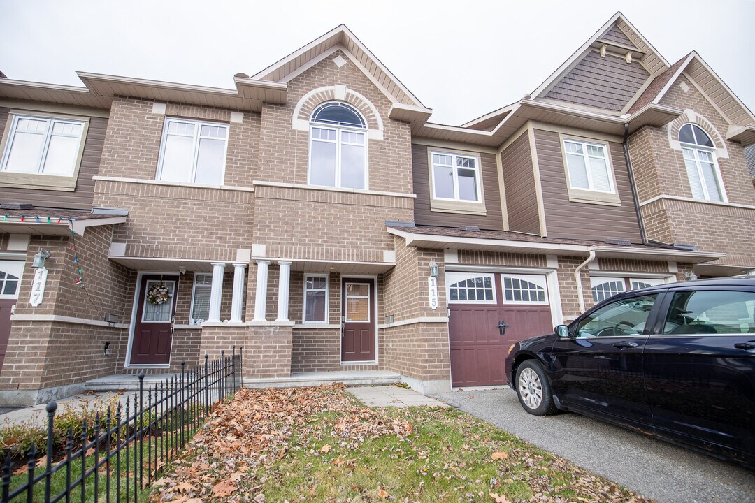 4 bedroom townhome in Barrhaven in Ottawa, ON - Building Photo
