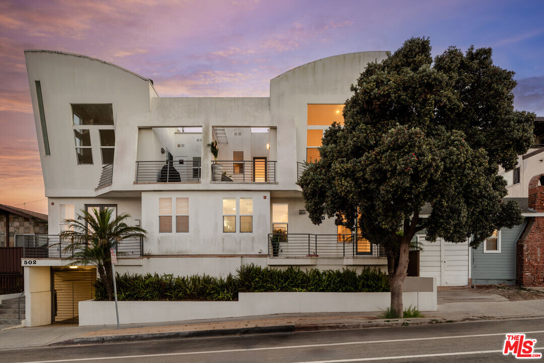 502 Rosecrans Ave in Manhattan Beach, CA - Building Photo