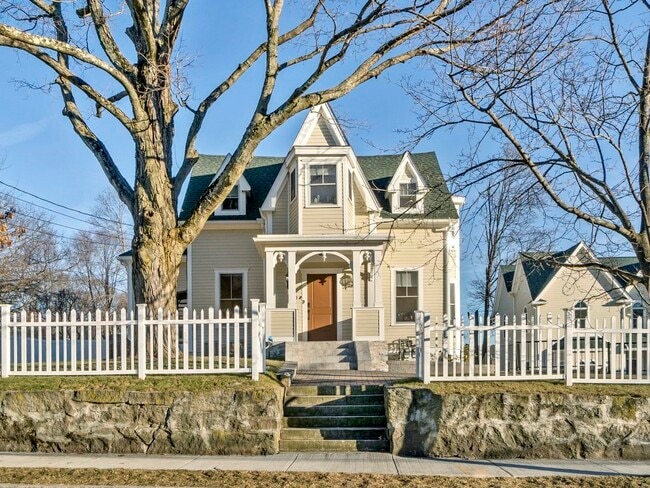 50 Rowe St in Newton, MA - Building Photo - Building Photo