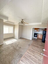 717 Summit St, Unit 4 in Center Point, IA - Foto de edificio - Building Photo