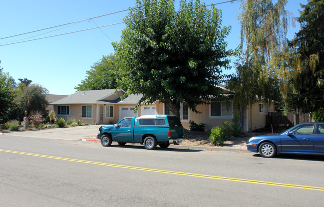 91 Ursuline Rd in Santa Rosa, CA - Foto de edificio - Building Photo