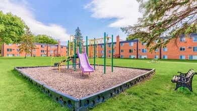 Century Oaks Apartments in Oakdale, MN - Foto de edificio - Building Photo