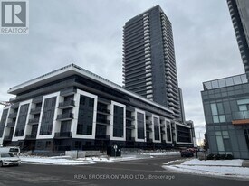 5105 Hurontario St in Mississauga, ON - Building Photo