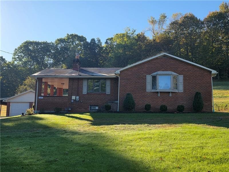 196 Valley Rd in Eighty Four, PA - Building Photo