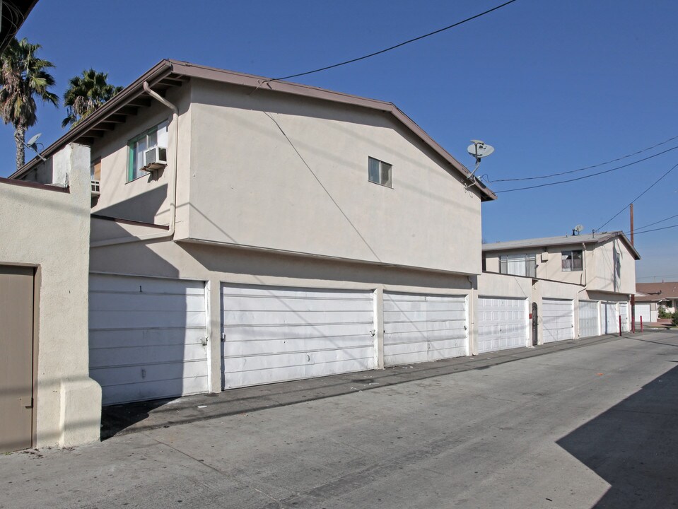 Villa Apartments in Anaheim, CA - Building Photo