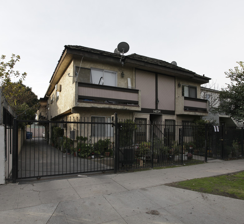 14234 Delano St in Van Nuys, CA - Building Photo