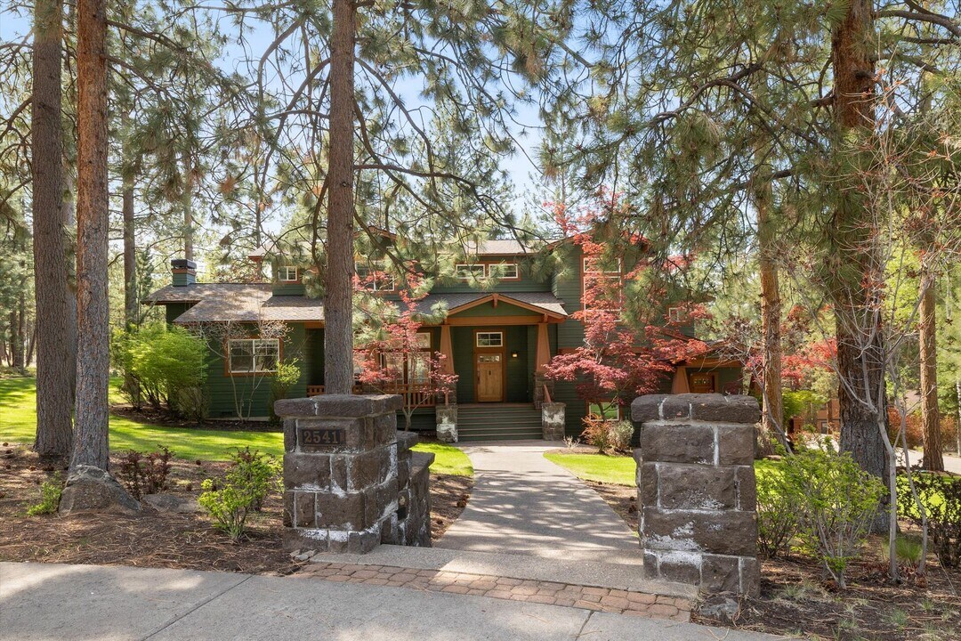 2541 NW Foley Ct in Bend, OR - Building Photo