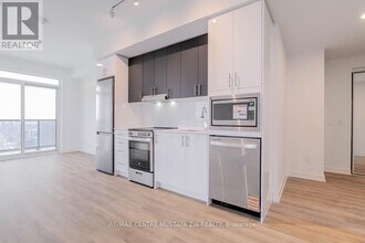 5105 Hurontario St in Mississauga, ON - Building Photo - Building Photo