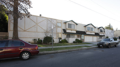 5810 Yolanda Ave in Tarzana, CA - Foto de edificio - Building Photo