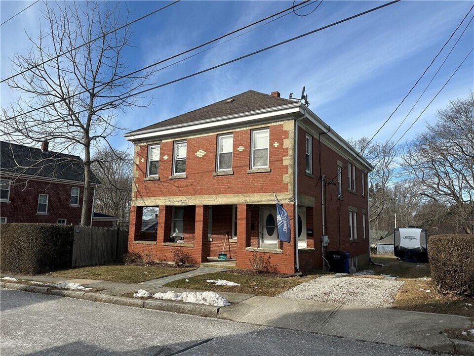 6 Russell Ave in Newport, RI - Building Photo