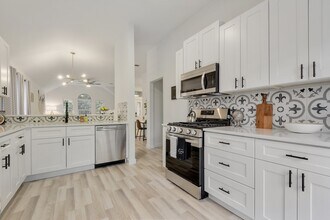 5225 Walnut Grove Ct in Austin, TX - Building Photo - Building Photo