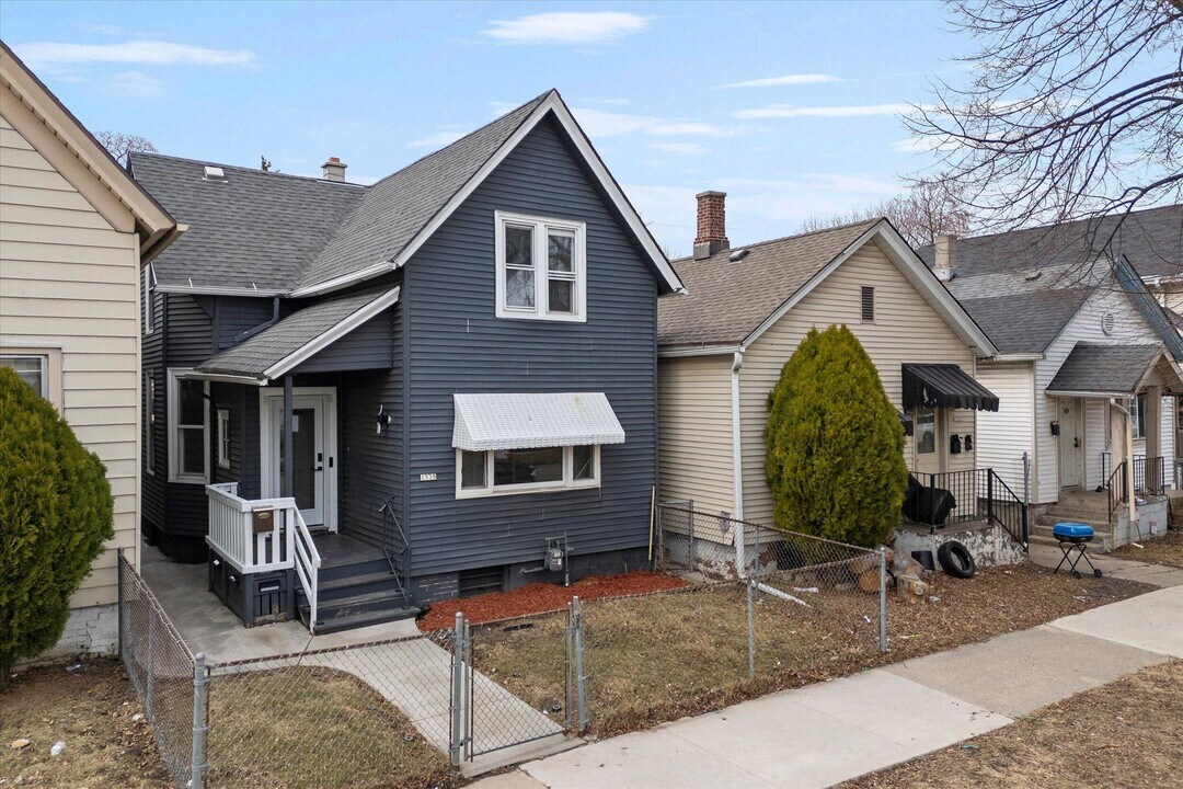 1535 S 3rd St in Milwaukee, WI - Foto de edificio