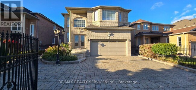 201 Bristol Rd E in Mississauga, ON - Building Photo - Building Photo