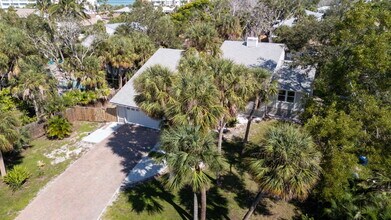 4868 Featherbed Ln in Siesta Key, FL - Building Photo - Building Photo
