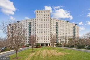 10401 Grosvenor Pl in Rockville, MD - Building Photo