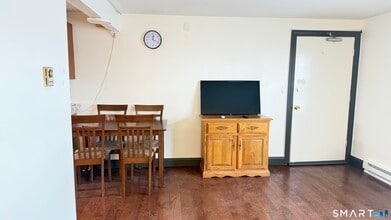 646 Howe Ave in Shelton, CT - Building Photo - Building Photo