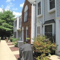 8 Colonial Ct in High Bridge, NJ - Building Photo