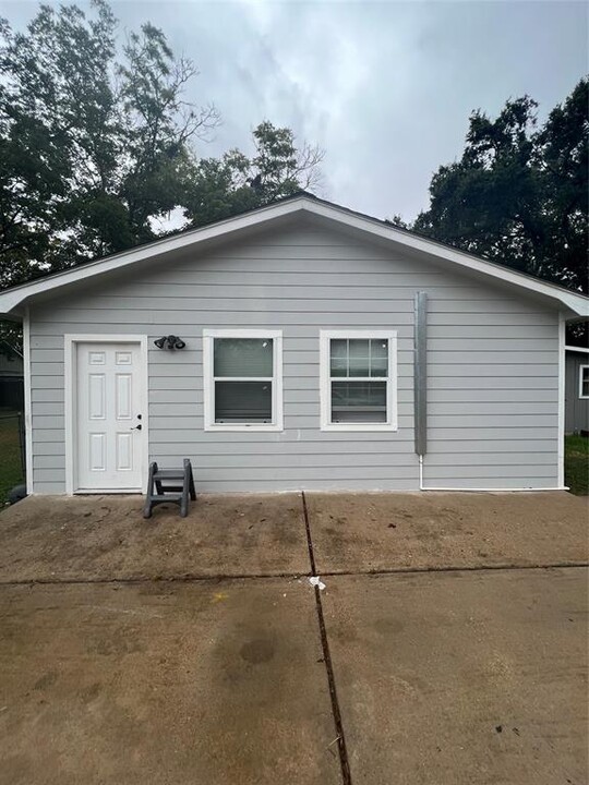 7017 2nd St in Hitchcock, TX - Building Photo