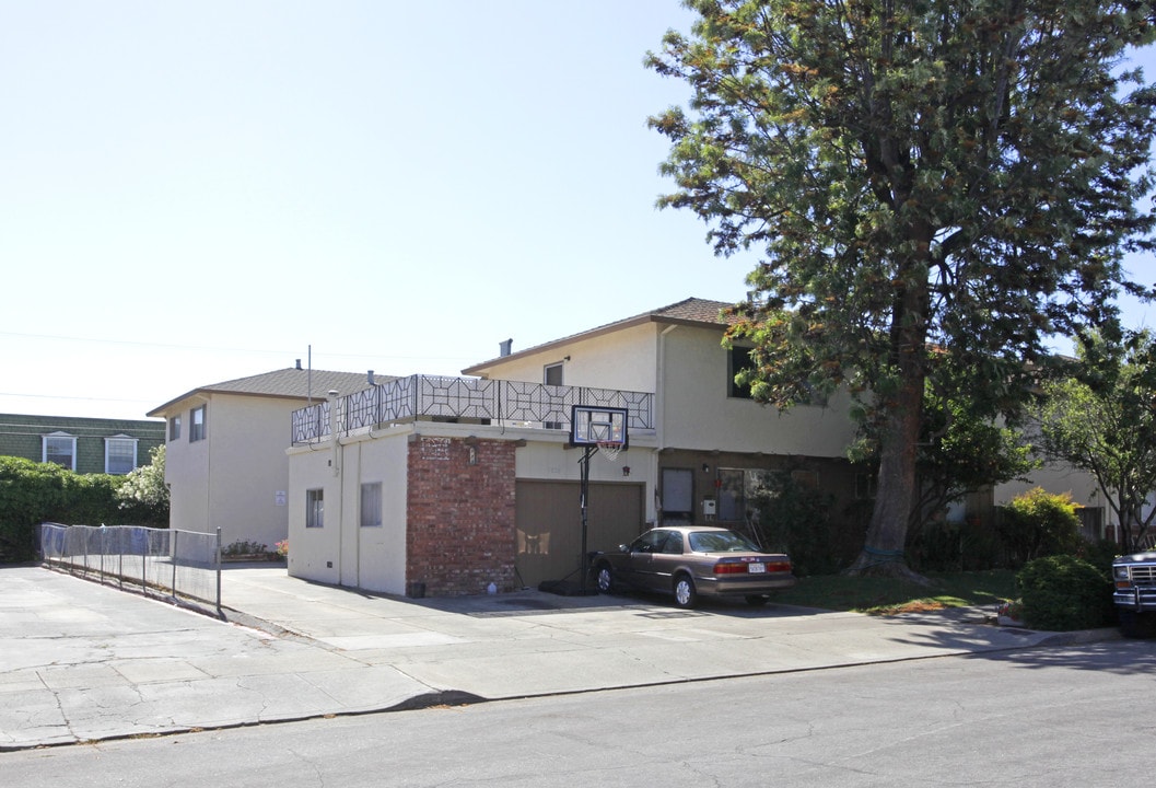 1626 Queen Charlotte Dr in Sunnyvale, CA - Building Photo