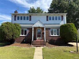 1057 N 4th St in New Hyde Park, NY - Building Photo