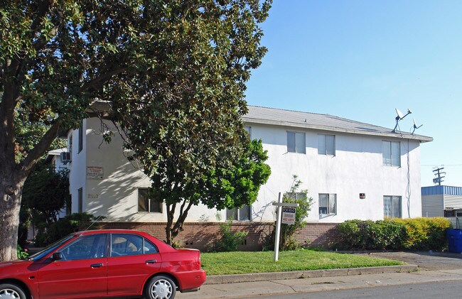 Sixteenth Avenue Apartments in Sacramento, CA - Foto de edificio - Building Photo
