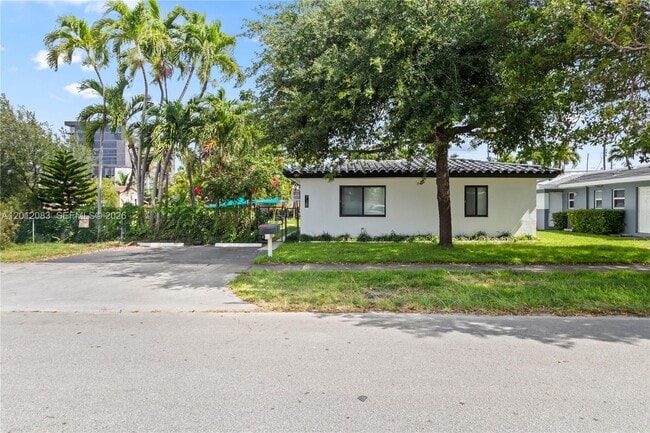 715 NE 6th St in Hallandale Beach, FL - Building Photo - Building Photo