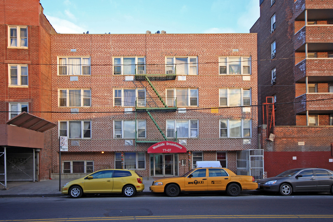 77-07 Woodside Ave in Flushing, NY - Foto de edificio