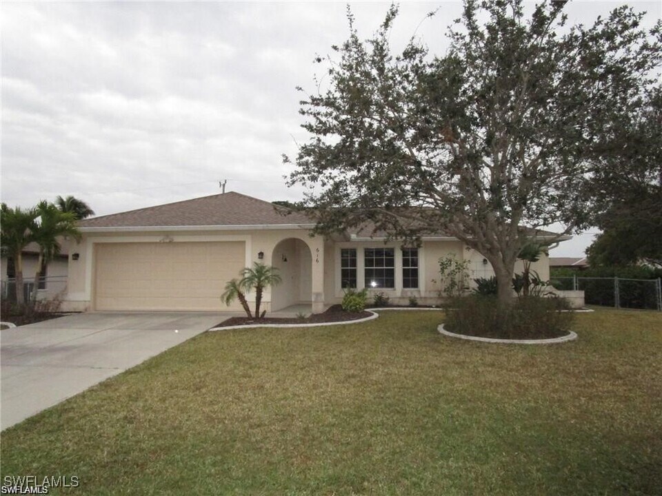 616 SE 17th Terrace in Cape Coral, FL - Building Photo