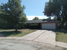 108 Laurel Ct in McPherson, KS - Building Photo