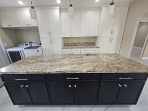 918 E Elk Ave in Glendale, CA - Foto de edificio - Building Photo