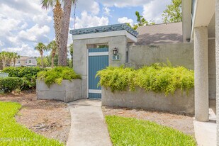 8118 Baymeadows Cir E in Jacksonville, FL - Building Photo