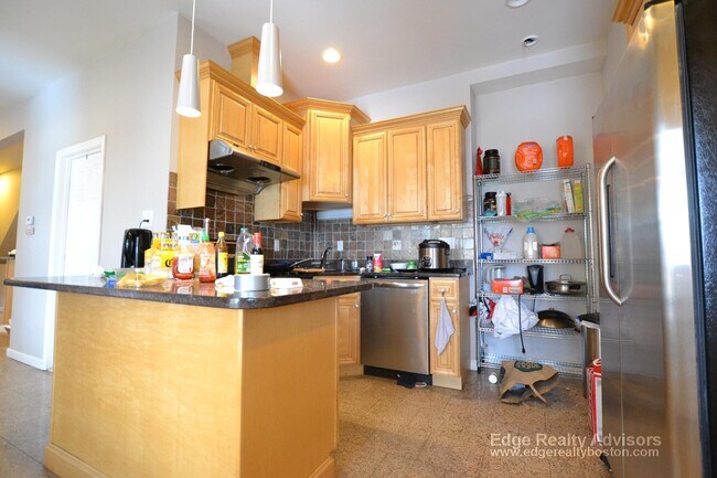 35 Allston St, Unit 2 in Boston, MA - Foto de edificio - Building Photo