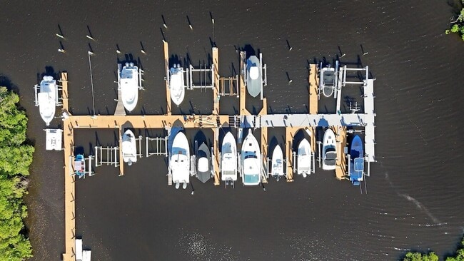 8951 SE Marina Bay Dr in Hobe Sound, FL - Building Photo - Building Photo