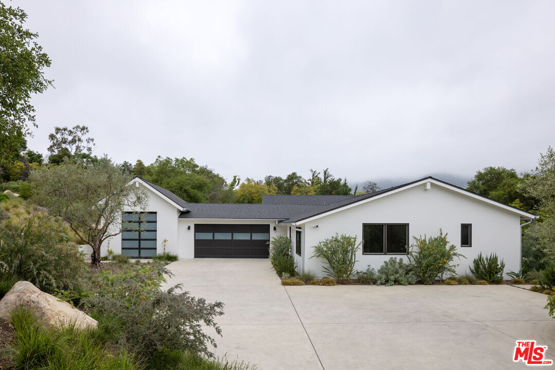 3155 Eucalyptus Hill Rd in Montecito, CA - Building Photo