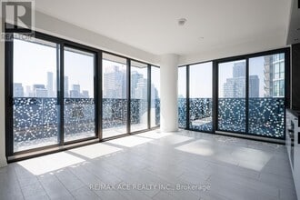 55 Charles St E in Toronto, ON - Building Photo - Building Photo